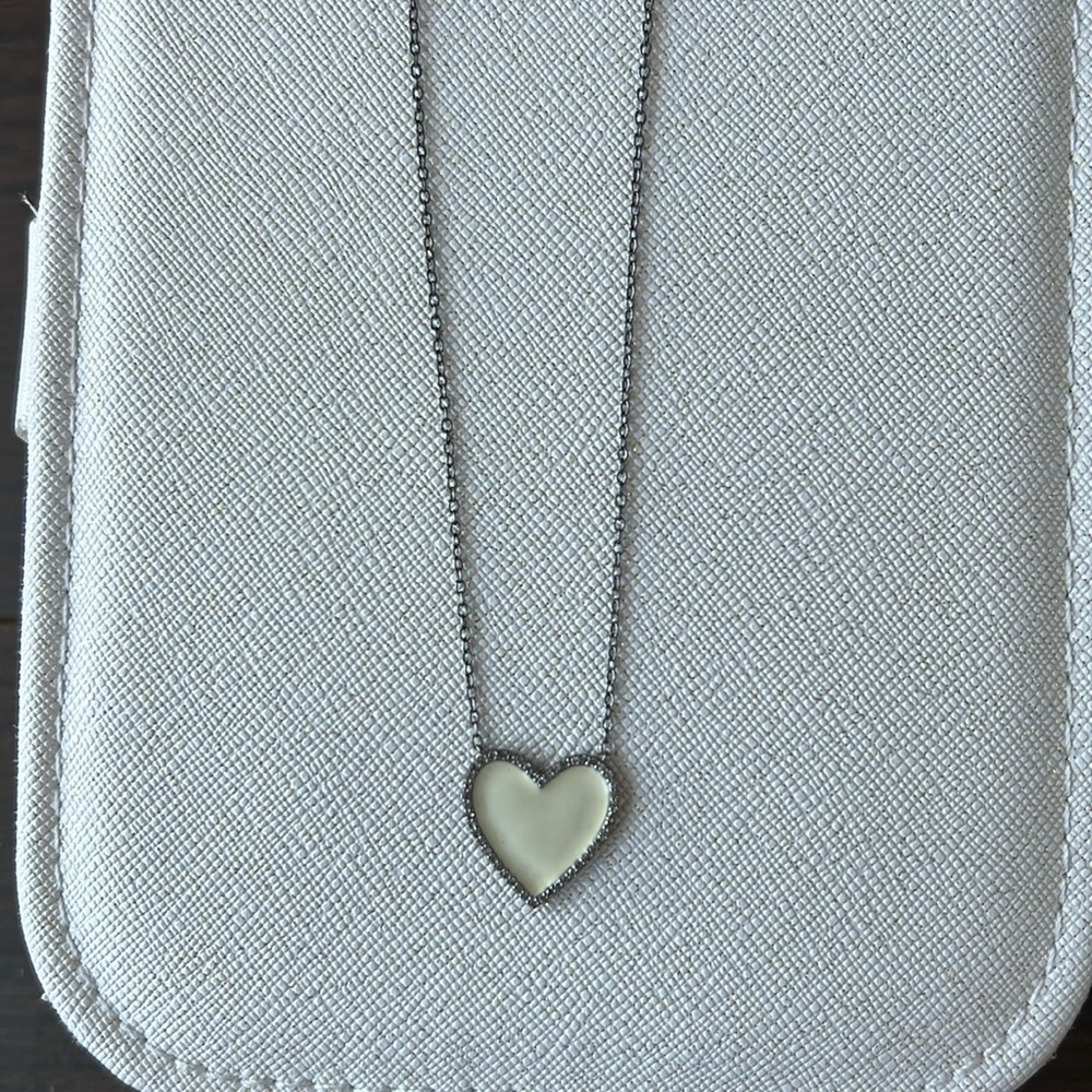 Heart pave Necklace - Picture 4 of 4